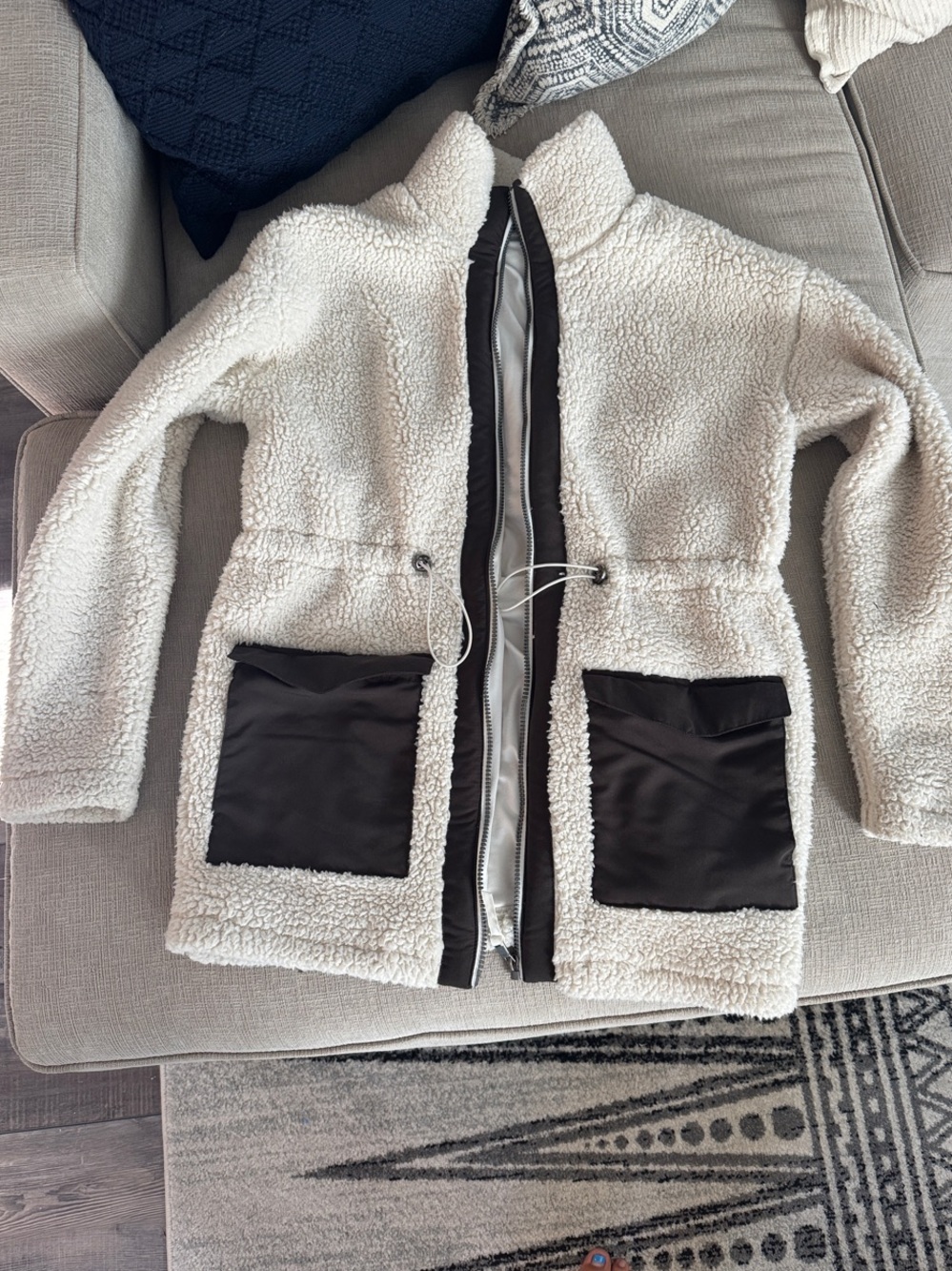 Te Verde Cream Teddy Jacket with Black Pockets